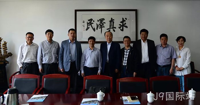 J9国际站董事长颜贻意（左四）考察中国海洋大学